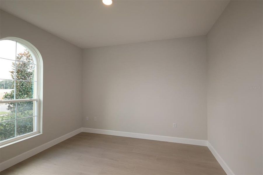 Spacious, unfurnished interior of a new home in Willow Run, Apopka (Image 37).