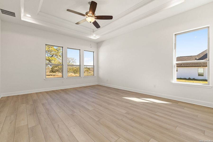 Spacious, unfurnished interior of a new home in Potranco Acres, Castroville (Image 7).
