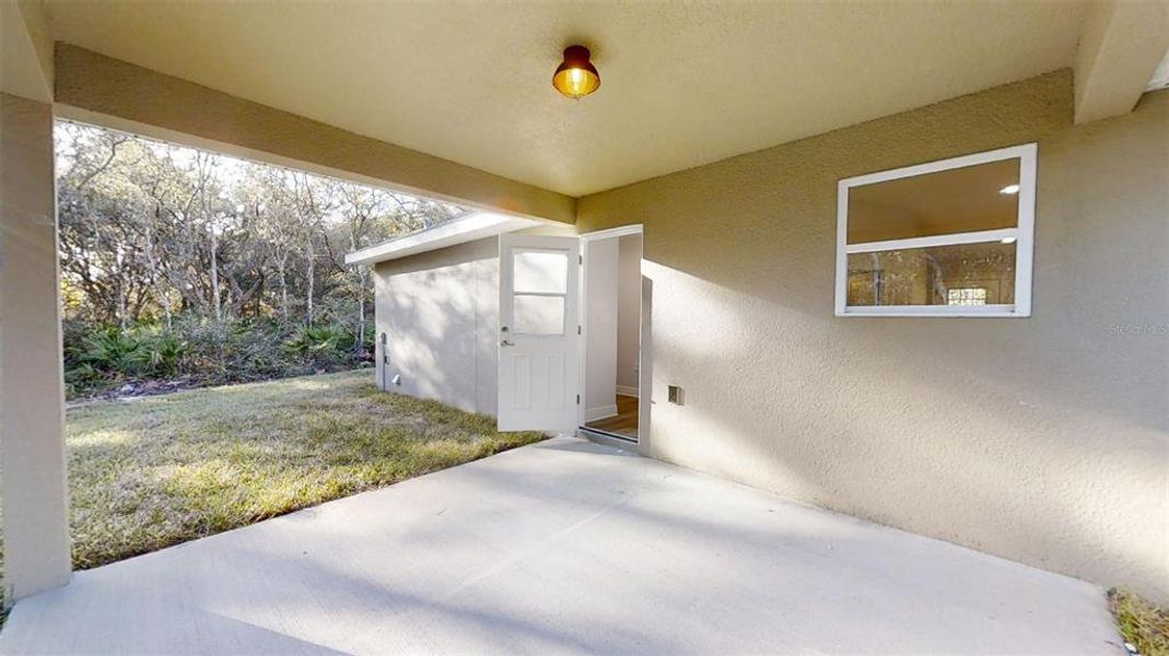 Exterior details and patio area of a home in , Dunnellon (Image 18).