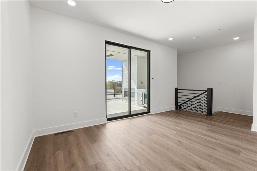 Spacious, unfurnished interior of a new home in , Alpharetta (Image 40).