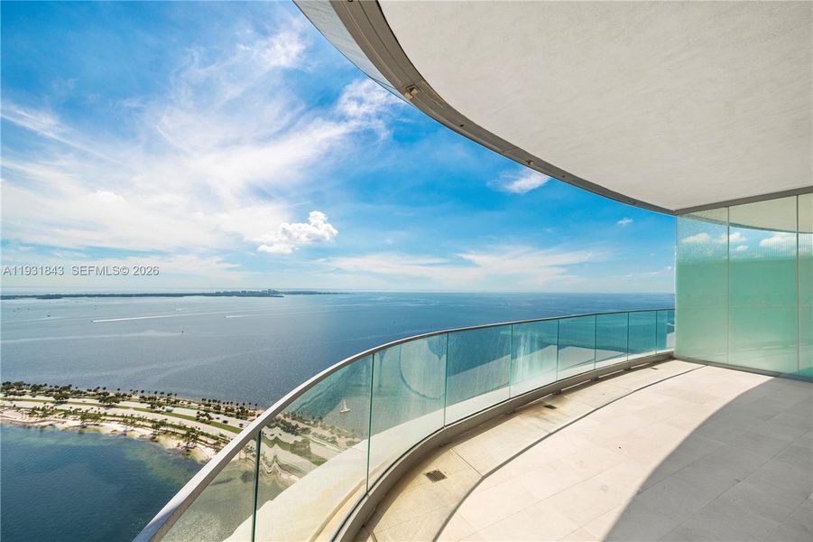 Condo located in Miami, FL showcasing its design and architecture (Image 5).
