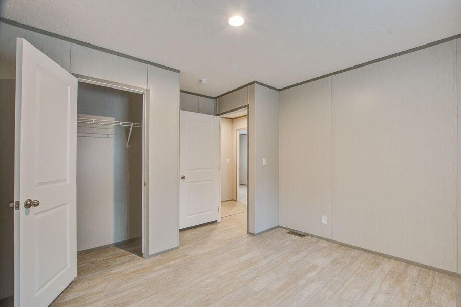 Spacious, unfurnished interior of a new home in , Walterboro (Image 12).