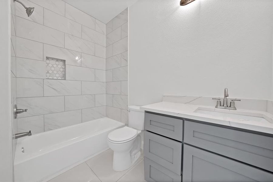 Furnished interior view inside a new home in , Cleburne (Image 5).