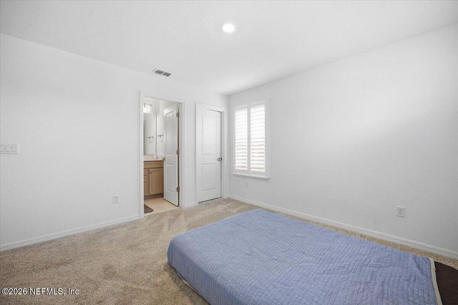 Spacious, unfurnished interior of a new home in , Middleburg (Image 24).