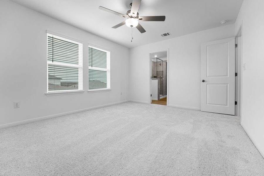 Spacious, unfurnished interior of a new home in Longview, Del Valle (Image 17).
