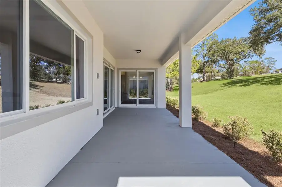 Exterior details and patio area of a home in , Lady Lake (Image 3).