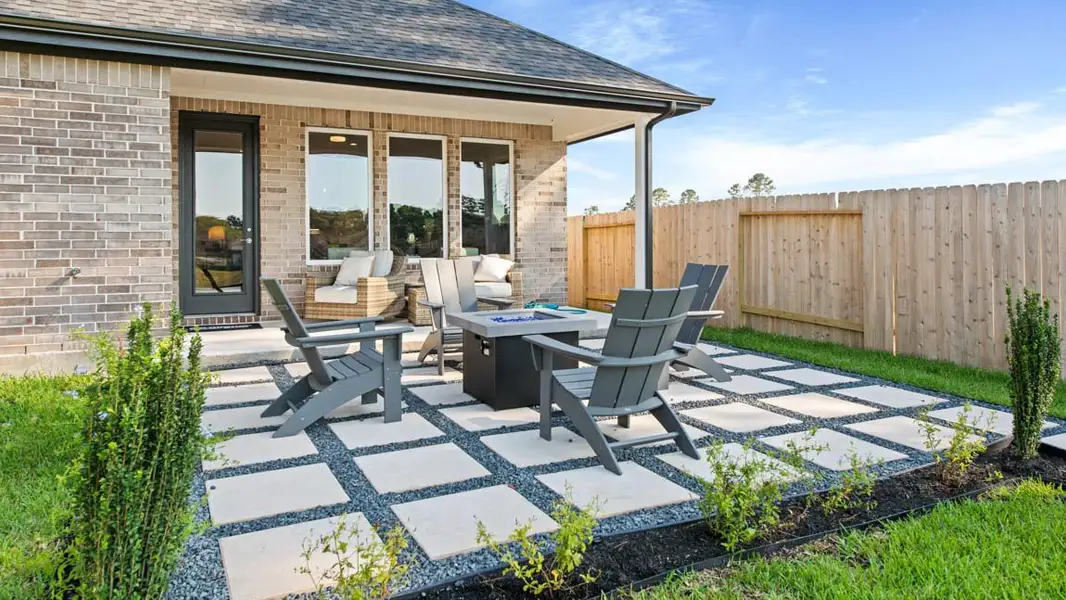 Exterior details and patio area of a home in Hills of Westlake, Conroe (Image 3).