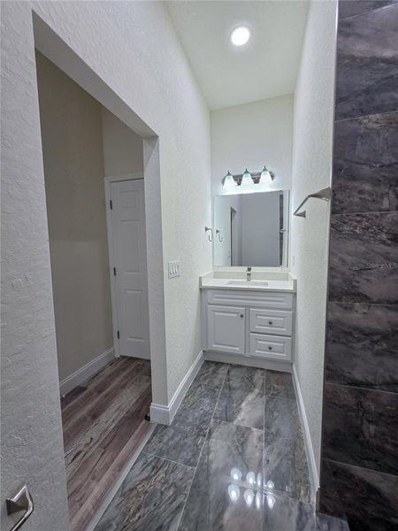 Spacious, unfurnished interior of a new home in , Gainesville (Image 7).