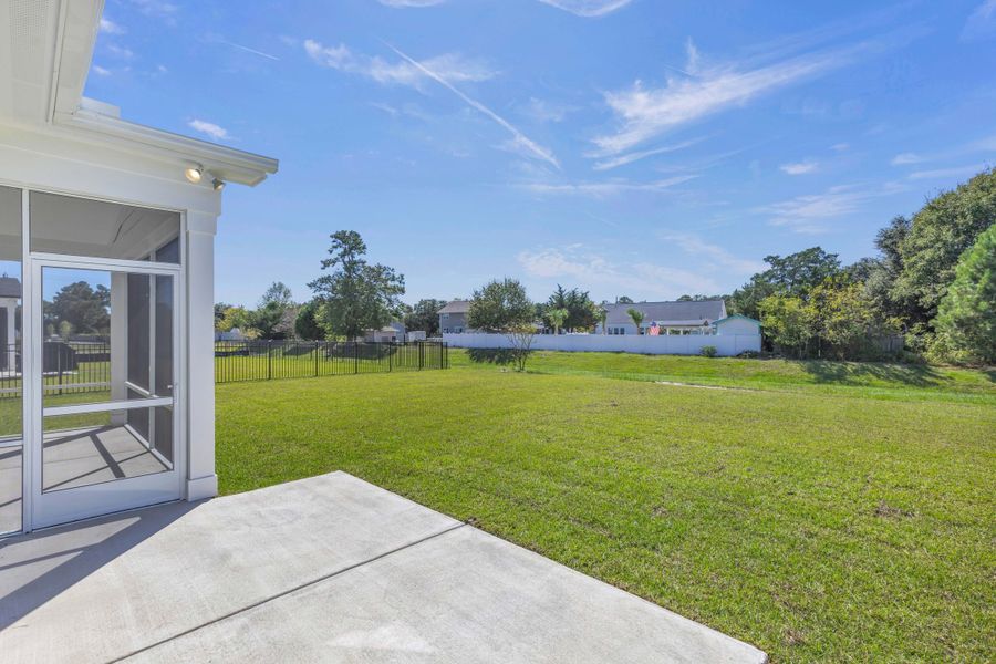 Representative exterior details of a home built from the The Hampton by RobuckHomes in Windwater, Hampstead (Image 43).
