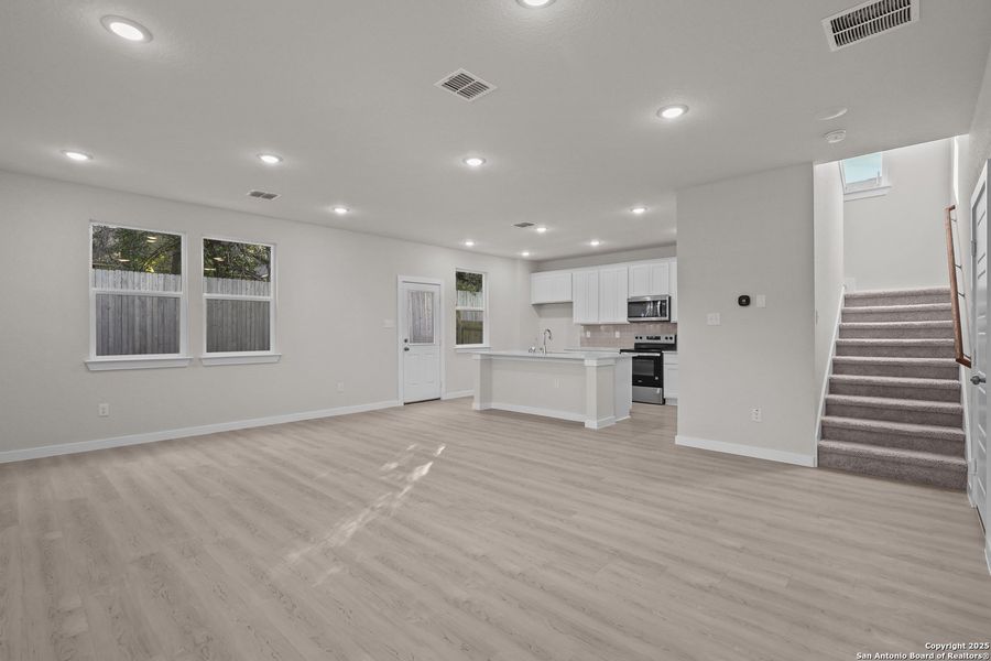 Spacious, unfurnished interior of a new home in Rosemont Hill, San Antonio (Image 13).