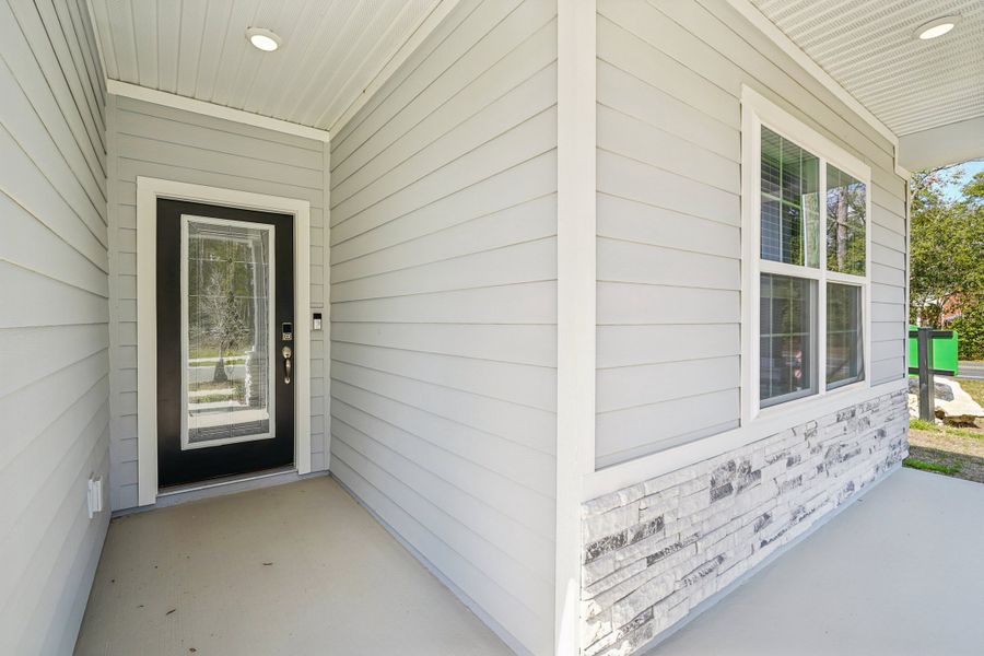 Exterior details and patio area of a home in Oakhaven Walk, Gainesville (Image 3).