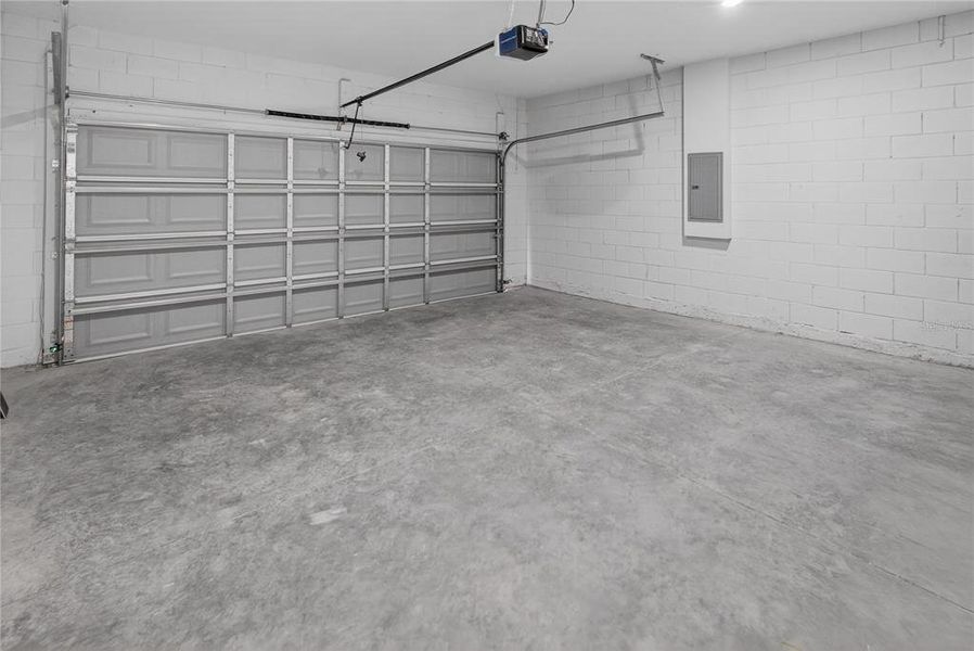 Spacious, unfurnished interior of a new home in , Ocala (Image 23).