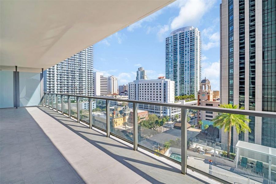 Condo located in St. Petersburg, FL showcasing its design and architecture (Image 45).
