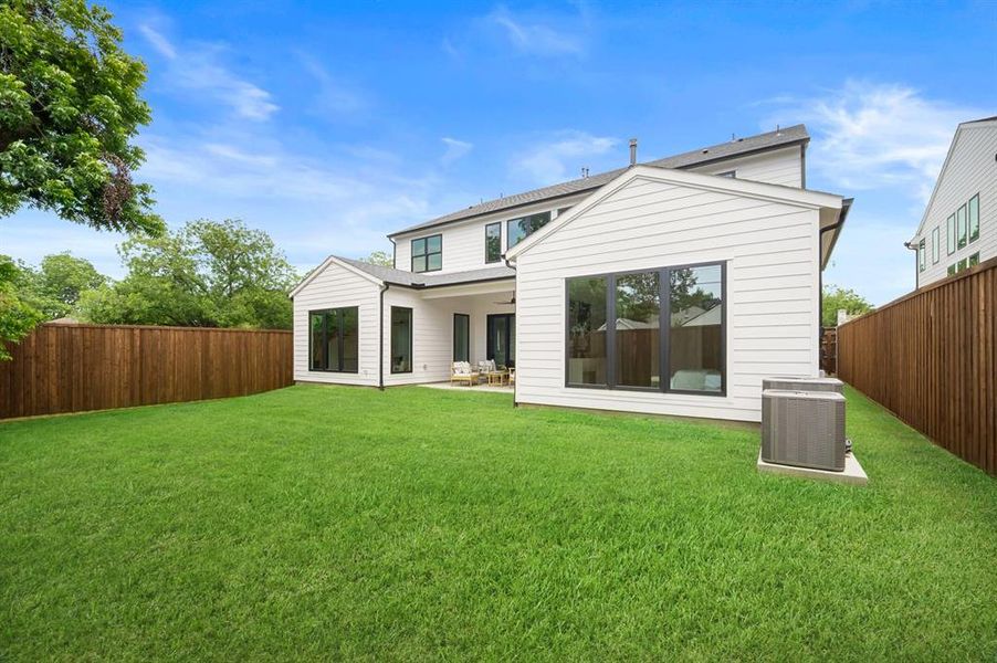 Exterior details and patio area of a home in , Dallas (Image 4).