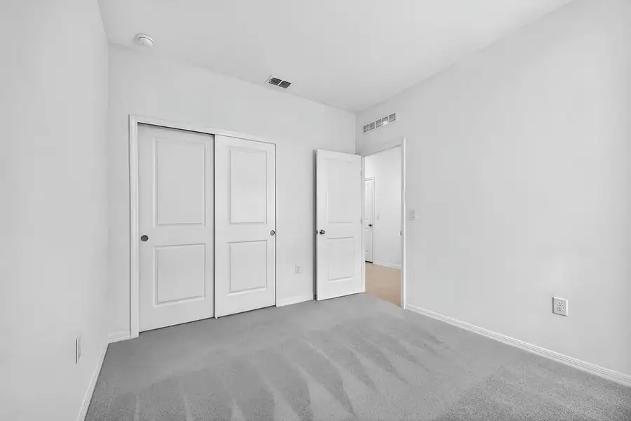 Spacious, unfurnished interior of a new home in Coopers Meadow, Jacksonville (Image 27).