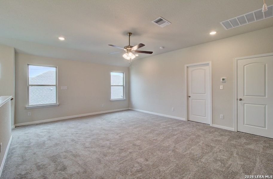 Spacious, unfurnished interior of a new home in Stream Waters, Seguin (Image 25).