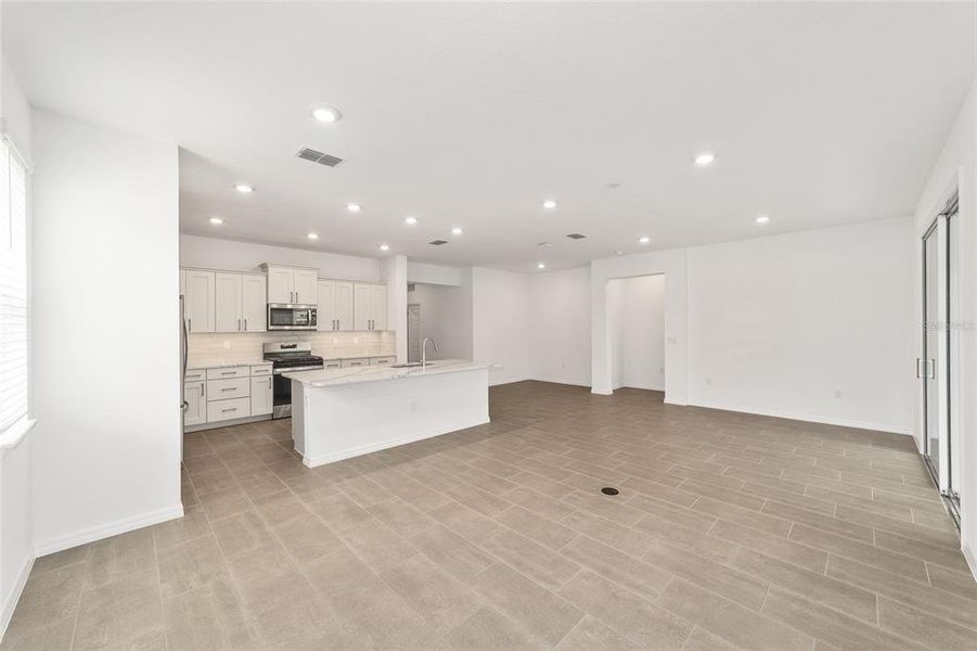 Spacious, unfurnished interior of a new home in , Ocala (Image 30).