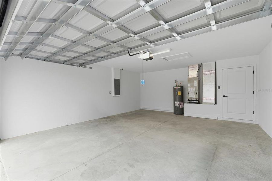 Spacious, unfurnished interior of a new home in , Ocala (Image 14).