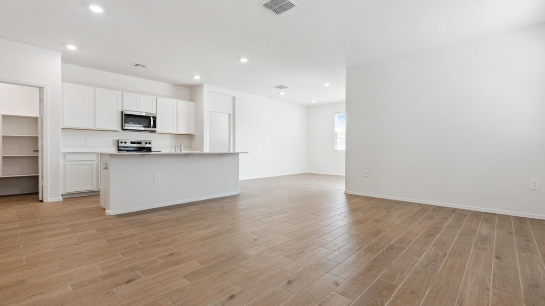 Spacious, unfurnished interior of a new home in Rio Rancho Estates, Wittmann (Image 11).