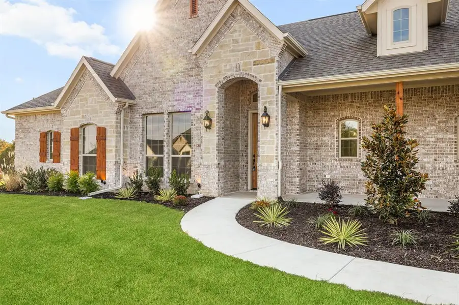 Curved sidewalk to front porch. Curved sidewalk to front porch.