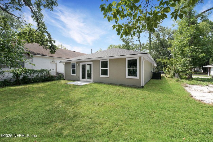 Exterior details and patio area of a home in , Jacksonville (Image 3).