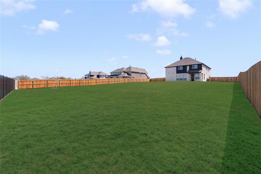 Exterior details and patio area of a home in Glenbrook, Red Oak (Image 23).
