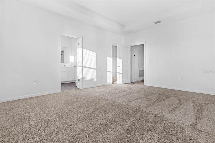 Spacious, unfurnished interior of a new home in , Davenport (Image 11).