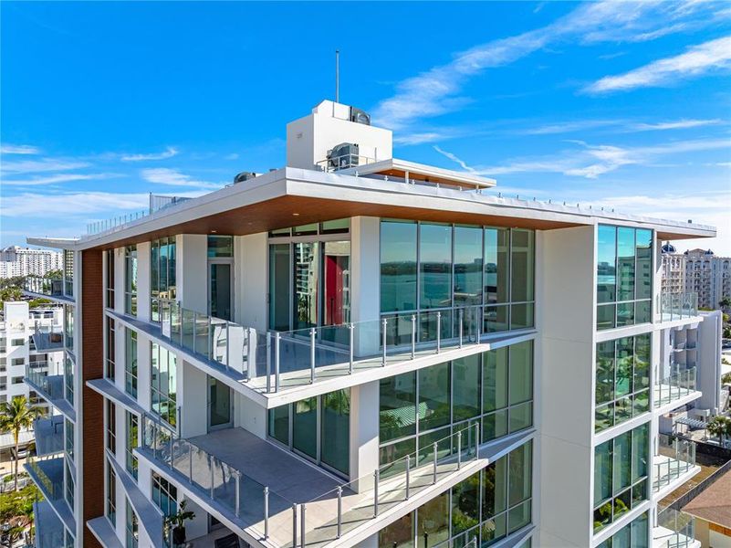 Condo located in Sarasota, FL showcasing its design and architecture (Image 23).