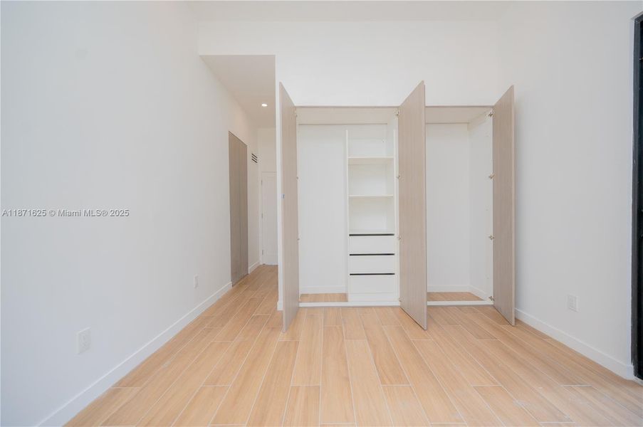 Spacious, unfurnished interior of a new home in , Fort Lauderdale (Image 31).