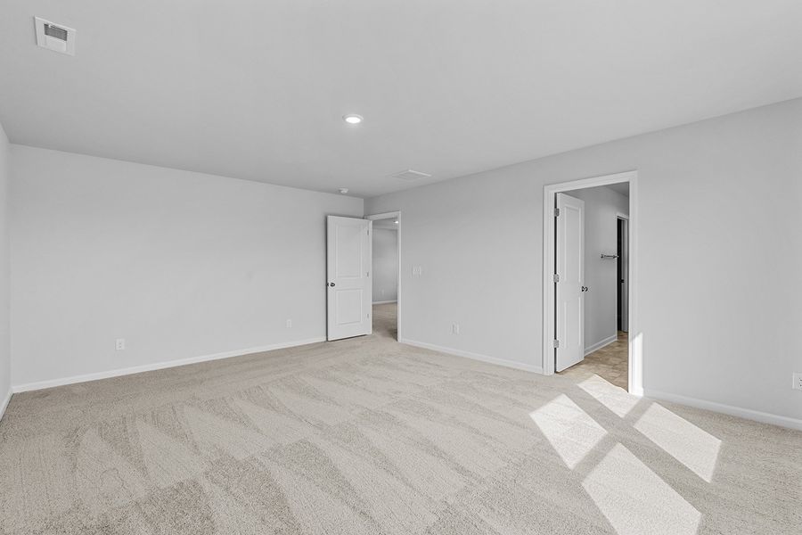 Spacious, unfurnished interior of a new home in Hanes Lake, Winston-Salem (Image 27).