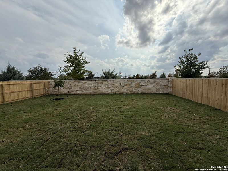 Exterior details and patio area of a home in Enclave at Hennersby Hollow 50's, San Antonio (Image 2).