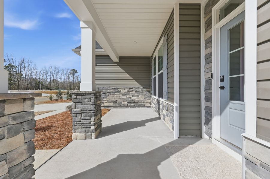 Representative exterior details of a home built from the Grayson II by Great Southern Homes in Edgefield, Loris (Image 4).