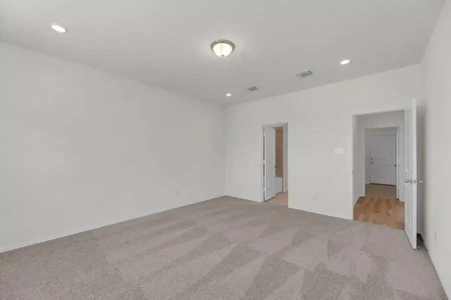 Spacious, unfurnished interior of a new home in Hidden Trails, Belton (Image 8).