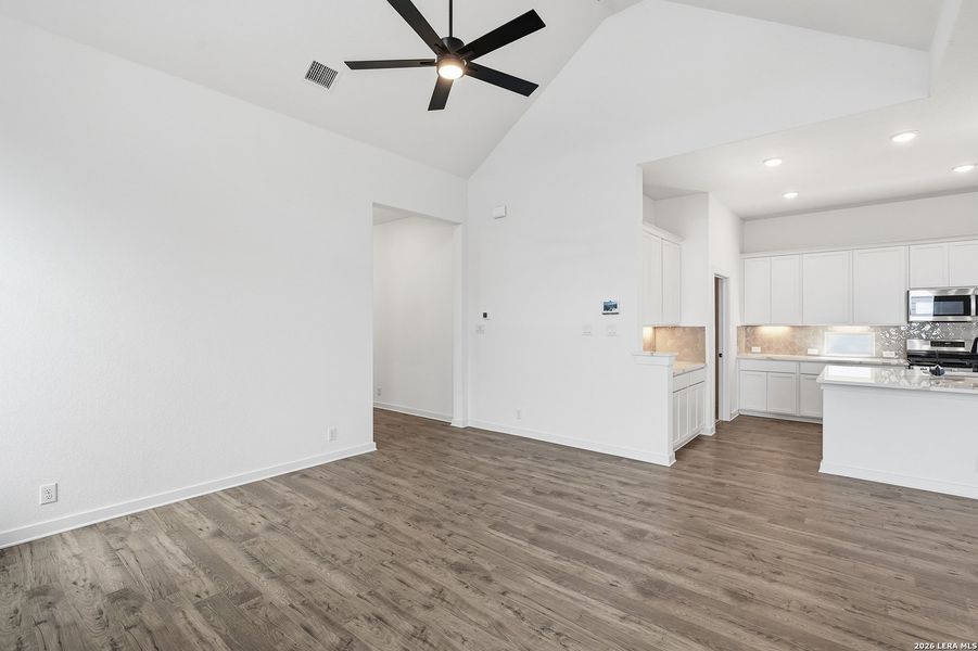 Spacious, unfurnished interior of a new home in The Crossvine, Schertz (Image 17).