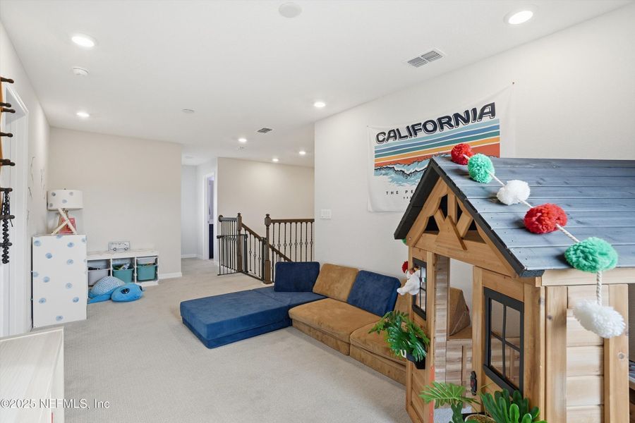 Furnished interior view inside a new home in , Middleburg (Image 25).