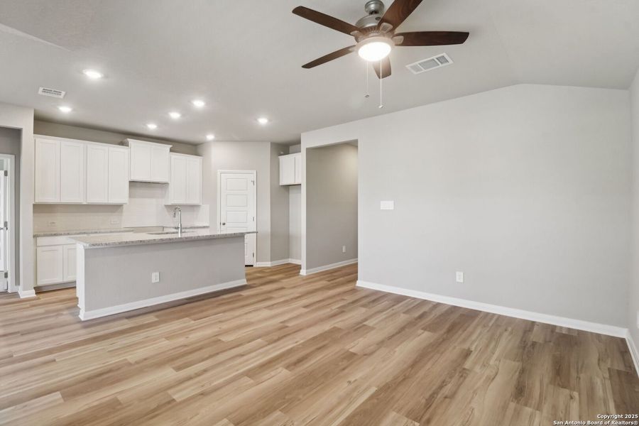 Spacious, unfurnished interior of a new home in Catalina, Converse (Image 28).