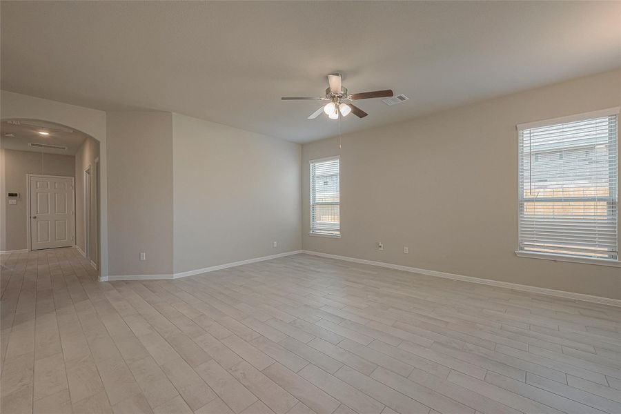 Spacious, unfurnished interior of a new home in , Iowa Colony (Image 17).