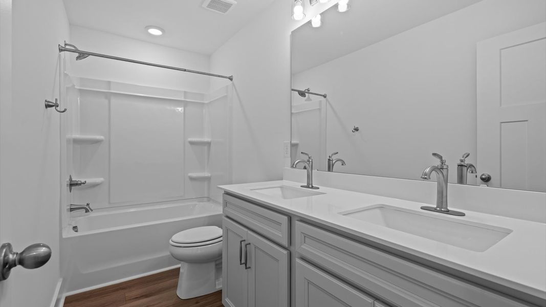 First-rate full bath featuring modern surfaces and a fresh, current color palette