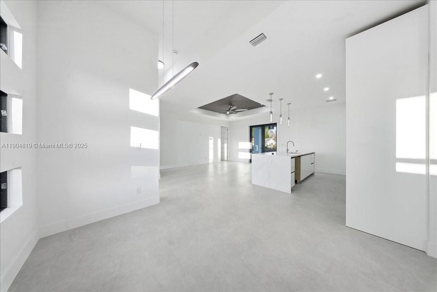 Spacious, unfurnished interior of a new home in , Lehigh Acres (Image 16).