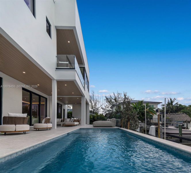 Condo located in Boca Raton, FL showcasing its design and architecture (Image 5).
