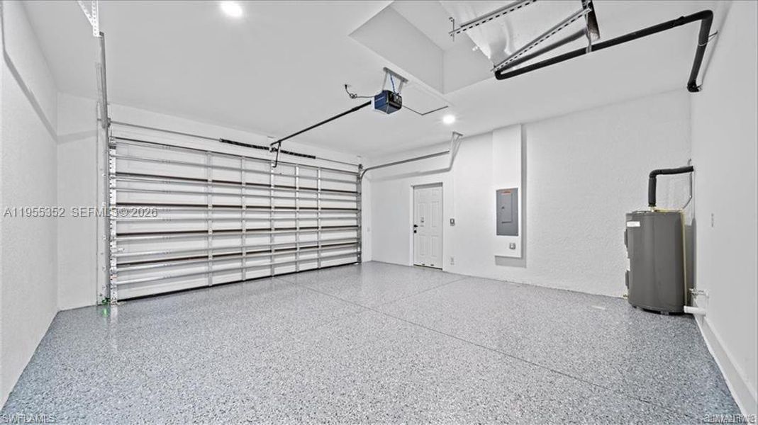 Spacious, unfurnished interior of a new home in , Lehigh Acres (Image 12).