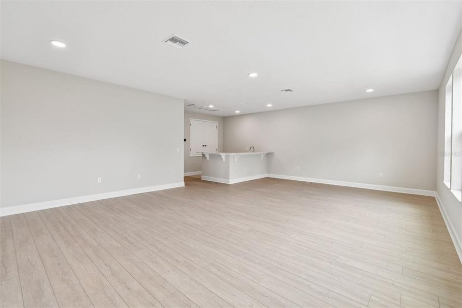 Spacious, unfurnished interior of a new home in Willow Run, Apopka (Image 30).