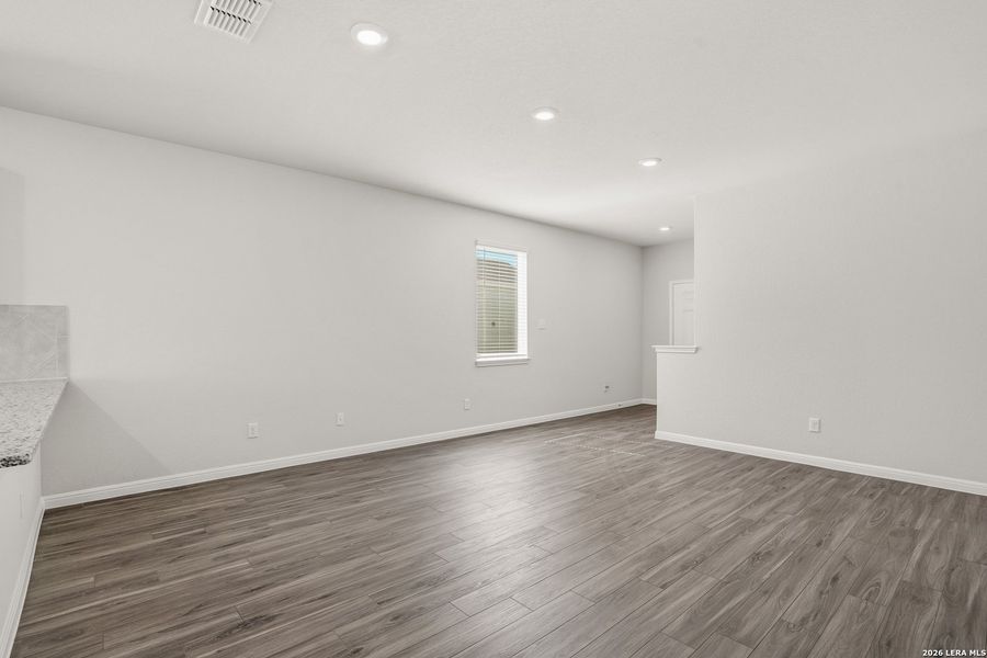 Spacious, unfurnished interior of a new home in Cinco Lakes, San Antonio (Image 16).