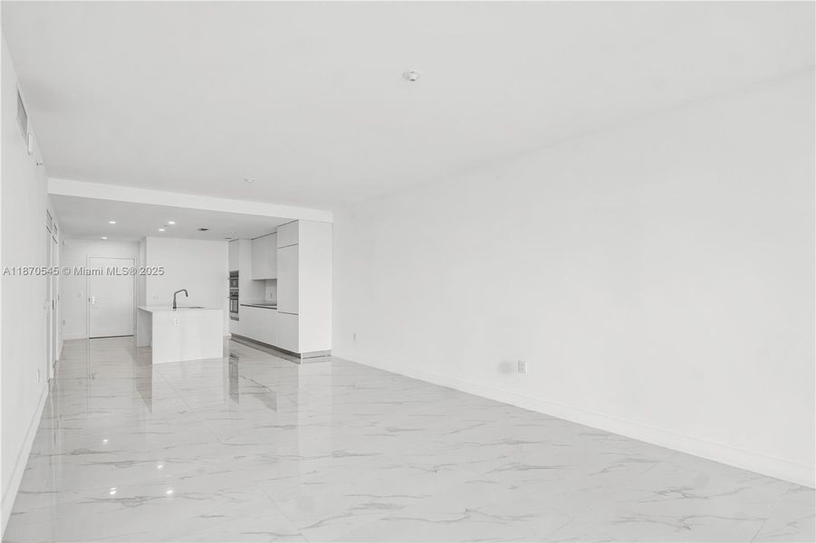 Spacious, unfurnished interior of a new home in Aria Reserve, Miami (Image 28).