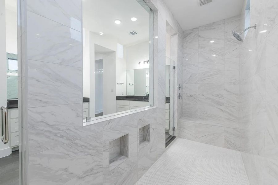 Lynmar IV G primary bath