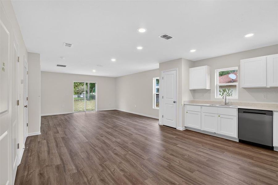 Spacious, unfurnished interior of a new home in Rainbow Lakes Estates, Dunnellon (Image 26).