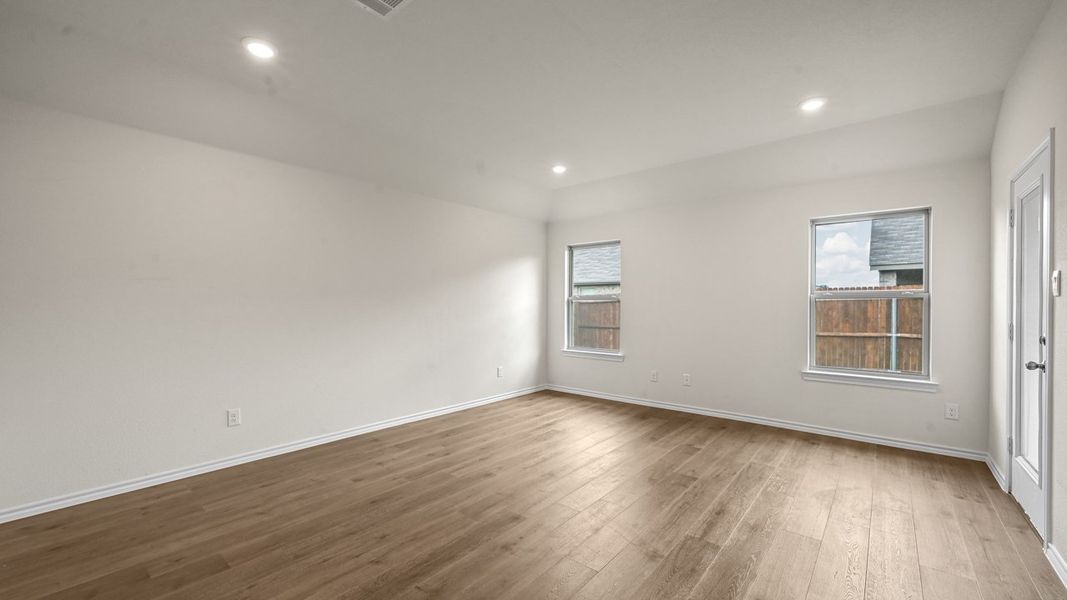 Spacious, unfurnished interior of a new home in Bluff Springs, Ferris (Image 16).