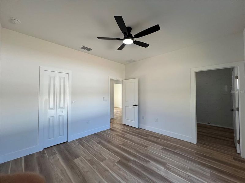 Spacious, unfurnished interior of a new home in , Ocala (Image 9).