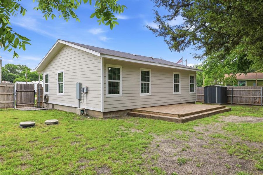 Exterior details and patio area of a home in , Azle (Image 16).