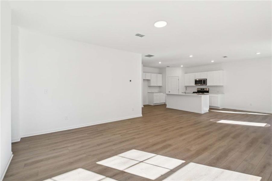 Spacious, unfurnished interior of a new home in The Pointe at Heron Bay, Locust Grove (Image 32).